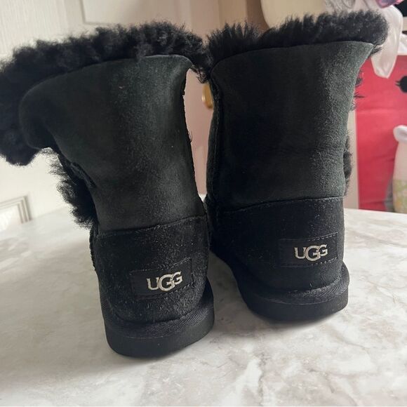 UGG Kid’s Button Bailey Boots - Picture 4 of 7